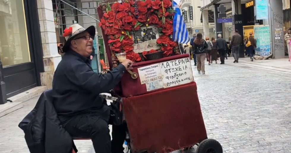 Ο άνθρωπος με τη λατέρνα: Ο κ. Σπύρος που κρατά ζωντανή την «ψυχή» της Ερμού εδώ και 26 χρόνια